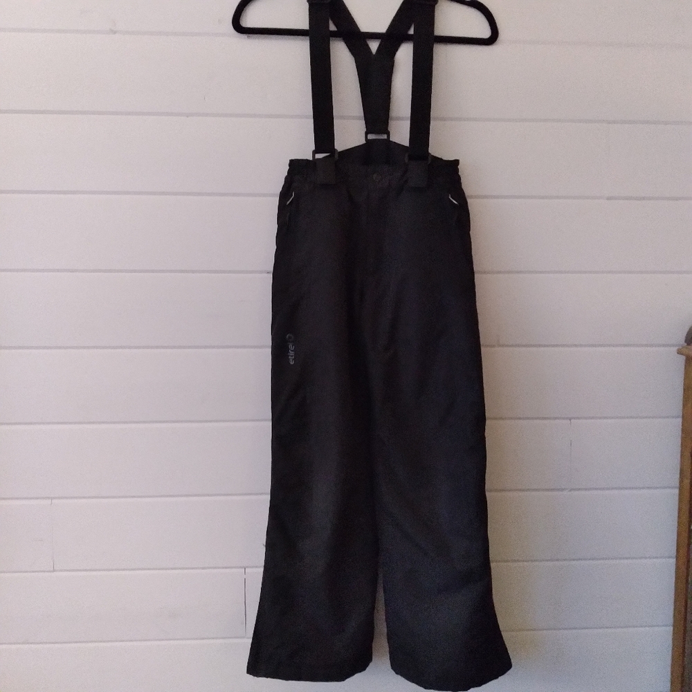 Etirel youth boys snowpants in black with removable straps & waist snap and zip